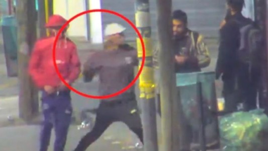 Video: Lo noquean en una parada de colectivo, le roban la mochila y son detenidos