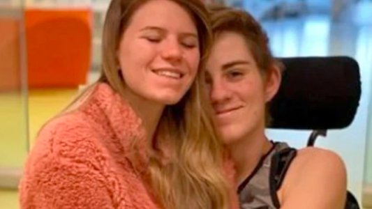 Un accidente "lo partió por la mitad", se casó y todos le hacen una pregunta incómoda