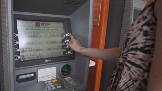 Los bancos se suman al cobro de comisiones por depositar dinero en efectivo