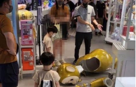 Su hijo rompió un muñeco gigante en una juguetería y tuvieron que pagar 4.200 dólares