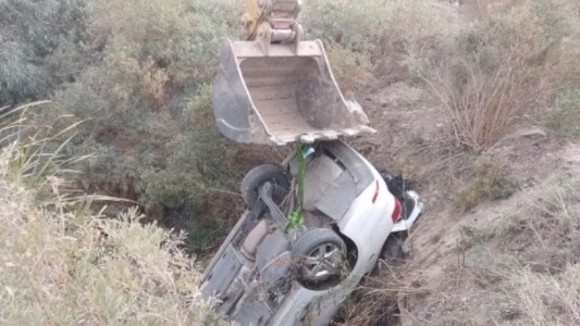 Tragedia en San Juan: encontraron a una pareja muerta en un auto sumergido en un desagüe