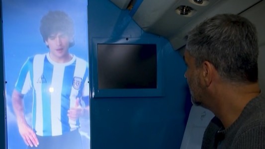 Video: presentaron el avión de D10S y así puede hablarse con Diego Maradona