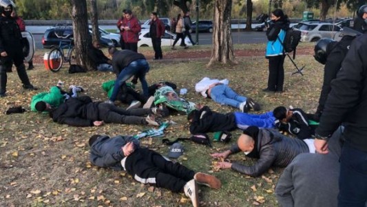Unos 150 hinchas de Deportivo Cali fueron detenidos con navajas y cuchillos en Puerto Madero