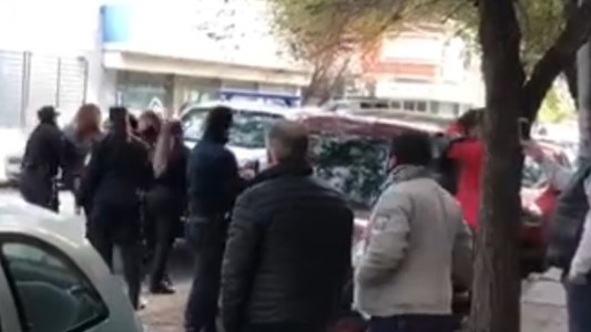 Fue detenida por golpear a policías que querían incautarle la moto