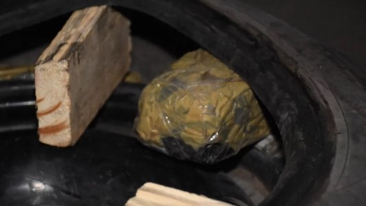 Control de rutina en la ruta: una pareja llevaba US$ 30 mil y más de $5 millones escondidos en un neumático