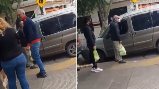 Video: hombre no vidente se hartó y golpeó un auto mal estacionado frente a una rampa