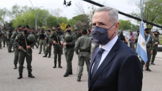 Embargo millonario y prohibido salir del país