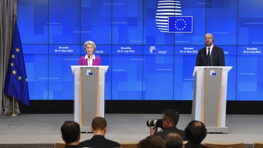 La Unión Europea acordó dejar de importar "más de dos tercios" del petróleo ruso