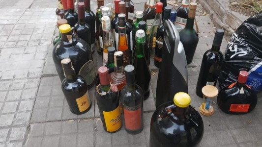 Le prohibieron el alcohol y su familia sacó a la calle decenas de botellas