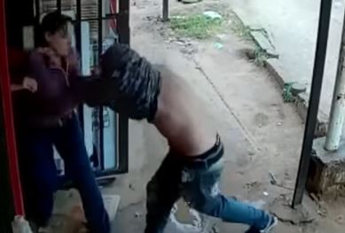 Video: dos mujeres, a las trompadas contra los ladrones
