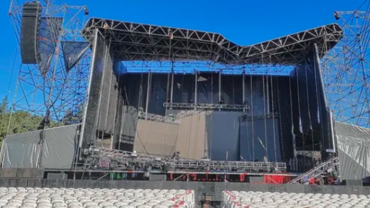 Se cayó parte del escenario donde iba a actuar Tini en Santa Fe