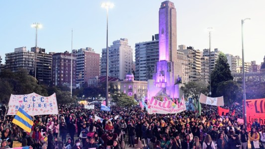 Multitudinaria marcha en Rosario, a 7 años de la primera Ni Una Menos