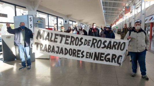 Corte de maleteros en el ingreso a la Terminal