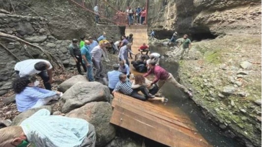 Video: se cayó un puente colgante y dejó decenas de heridos en México