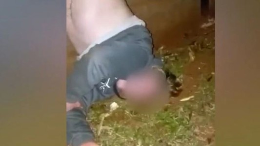 Video: Entró a robar, se enganchó el pantalón y quedó colgado cabeza abajo