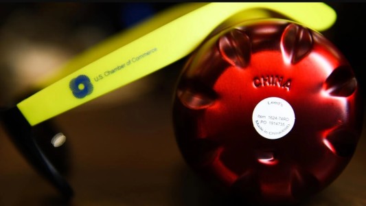 En una reunión paralela a la Cumbre de las Américas, EE.UU. repartió regalos "hechos en China"