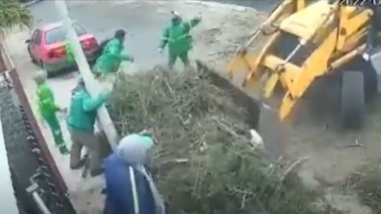 Video: Cuadrilla municipal retiraba ramas y arrancó un poste de luz