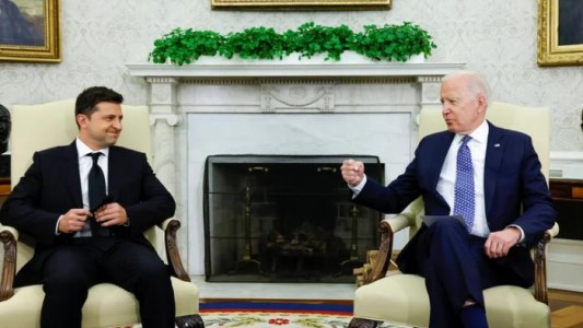 Biden criticó que Zelenski "no quiso escuchar" las advertencias sobre una invasión rusa