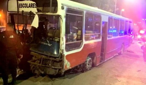 Video: robó un micro escolar, lo persiguieron 20 patrulleros durante 22 kilómetros y terminó detenido