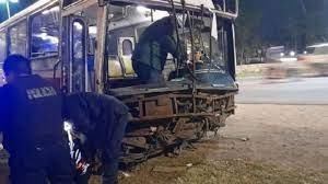 Quedó libre el hombre que robó un micro escolar, se tiroteó con policías y chocó 21 autos