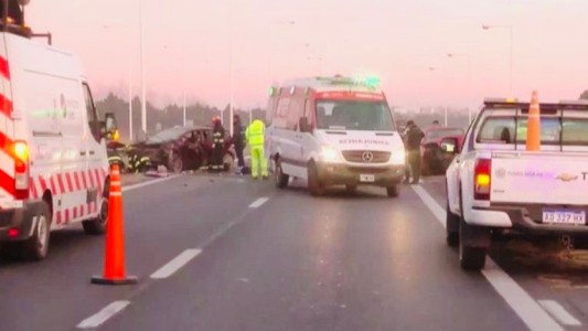 Impactante choque entres dos autos en la autopista Rosario-Córdoba