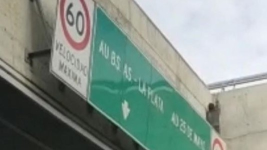 Detienen a dos delincuentes robando cables en plena Autopista