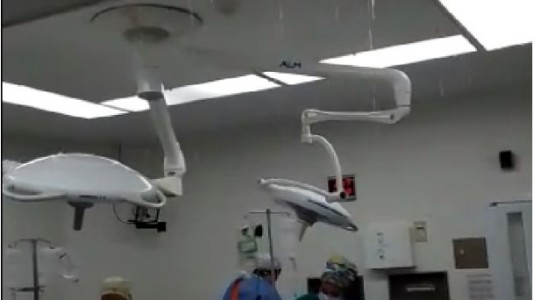 Video: llovió en un quirófano en plena operación