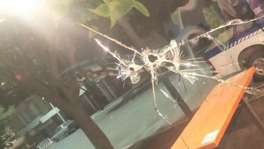 Se peleó con el dueño de un bar y disparó contra el ventanal del comercio