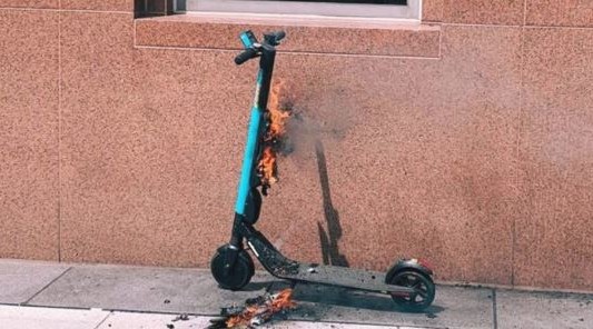 Por qué puede explotar la batería de un monopatín eléctrico y cómo evitarlo