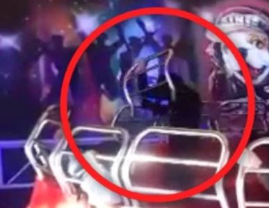 Video: se desprendió una baranda del Samba y casi sale volando un joven