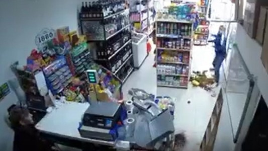 Video: vecina enfurecida destrozó comercio tras quejarse por la música fuerte