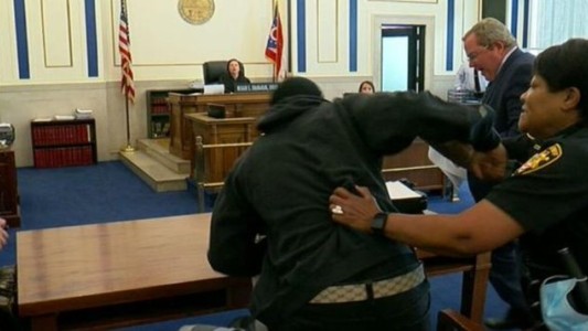 Video: un papá golpeó brutalmente al hombre acusado de matar a su hijo durante el juicio