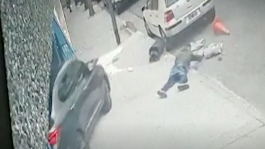 Video: Un playero perdió el control de un auto y atropelló a un policía