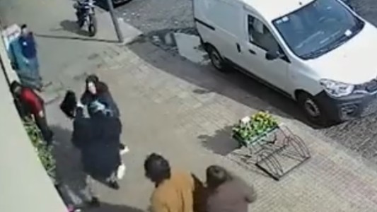 Video: conductora discutió con una peatona, bajó del auto y la golpeó