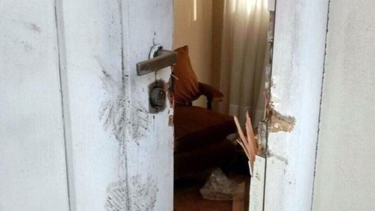 Vídeo: tumbaron la puerta a patadas y desvalijaron una peluquería