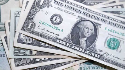 El dólar blue cerró a $234 y marcó un nuevo récord