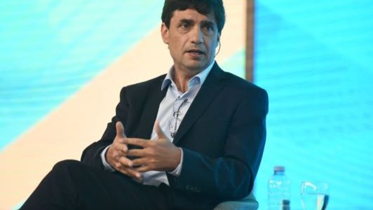 Lacunza sobre el dólar: “La causa es que hay un agujero fiscal financiado con inflación”