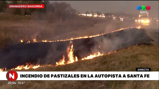 Incendio de pastizales en la Autopista a Santa Fe