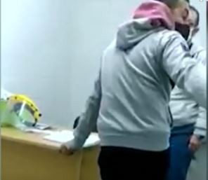 Video: Un pediatra agredió a un padre que reclamaba el traslado de su hija