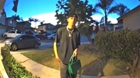 Devolvió un bolso que no era suyo y le dieron muchos dólares de recompensa