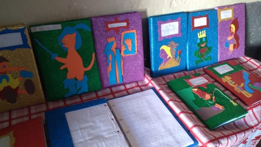 Sierra Chica: detenidos transcribieron cuentos en Braille y los donaron a escuela