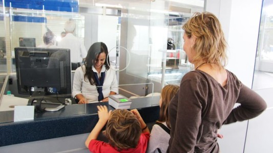 Habilitan trámite instantáneo en fronteras y aeropuertos para autorizar a menores a salir del país