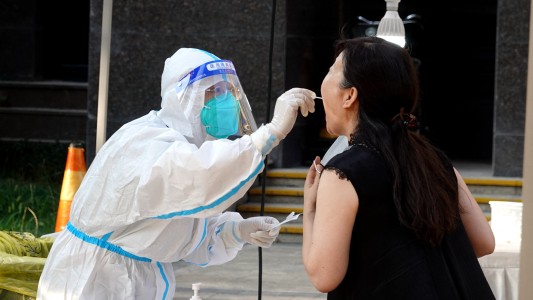 La OMS advirtió que la pandemia de coronavirus está "lejos de haber terminado"