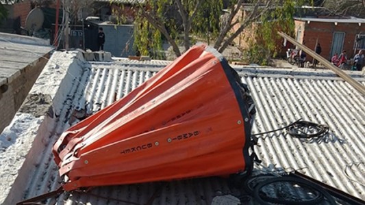 De milagro no fue tragedia: el balde de un helicóptero rompió el techo de una casa