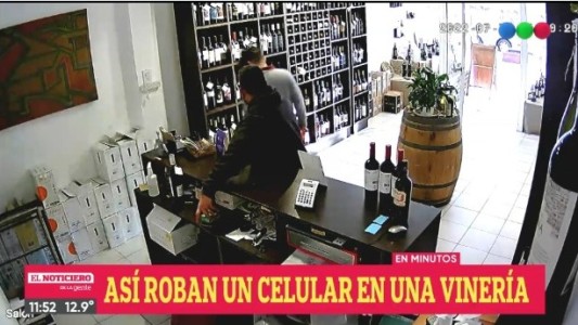 Video: Robó el celular en un comercio pero pagó el vino que compró
