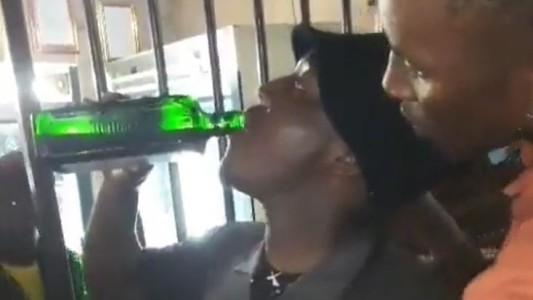 Apostó que podía tomar una botella de alcohol: lo logró pero colapsó y murió