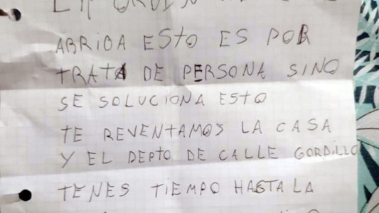 Lo amenazaron a través de dos notas: "Comunicate con nosotros, fiolo"