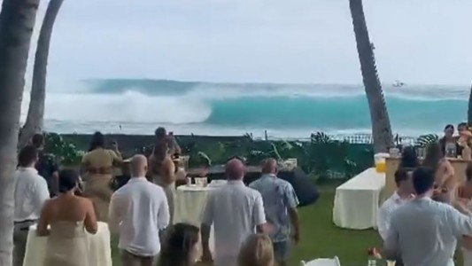Una ola gigante arrasó con un casamiento en Hawái