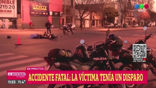 Murió motociclista al chocar contra colectivo en cruce con semáforo