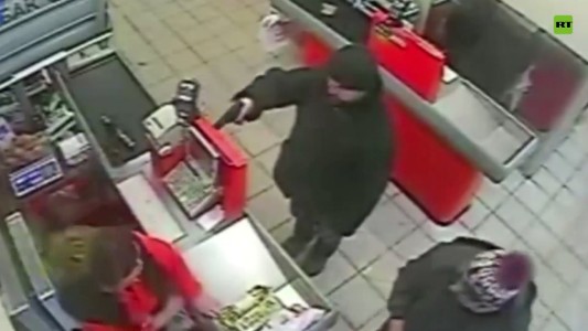 Video: entró a robar a un supermercado y lo ignoraron